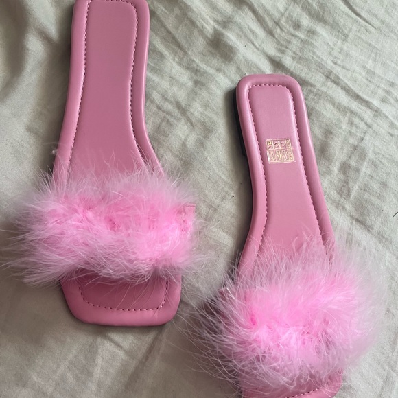 Brand new feather slides - Picture 2 of 3